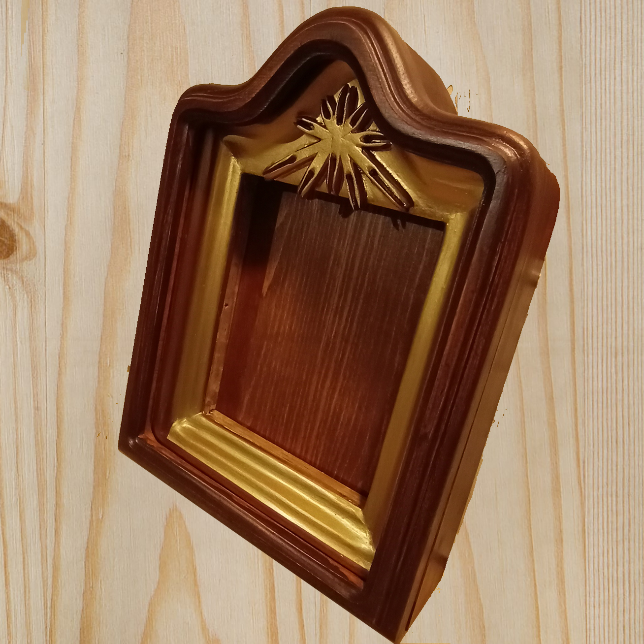 Киот малый резной для иконы, со стеклом в дверце, и фурнитурой под золото для иконы 15х20 см